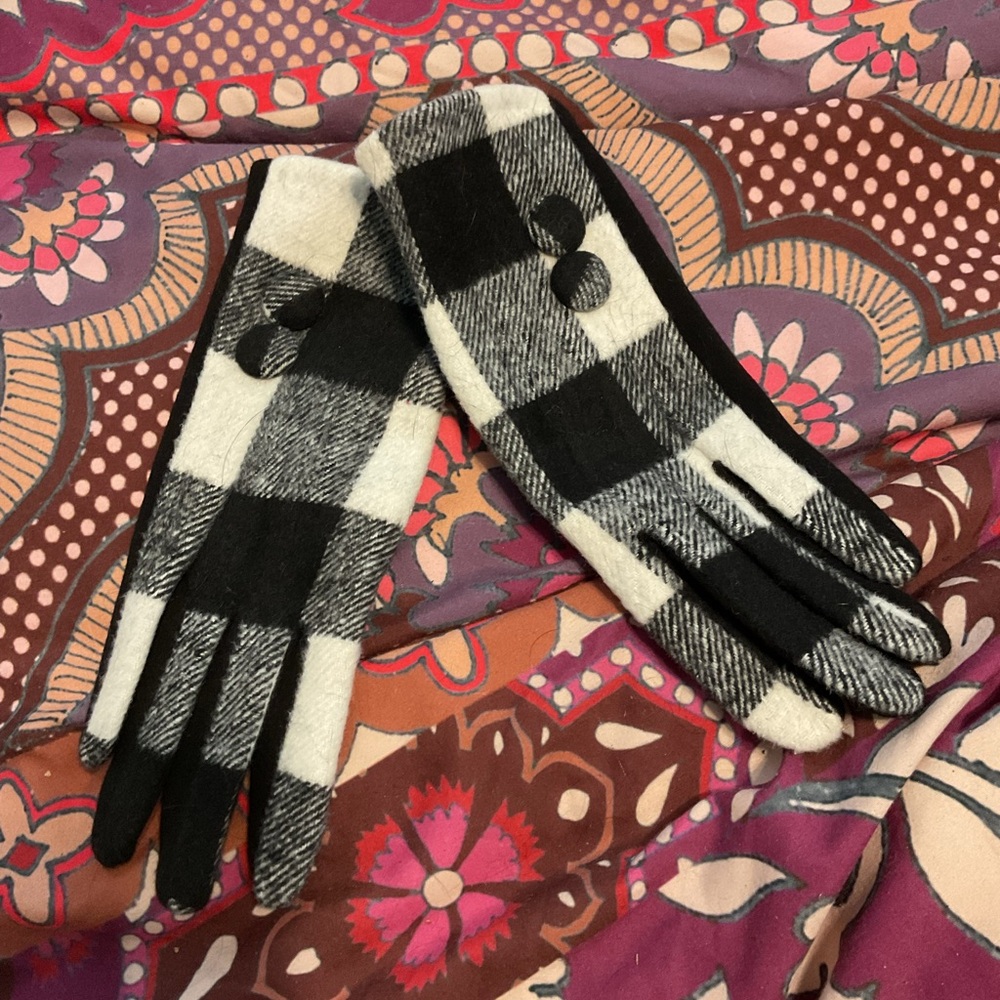 Black and White Checkered Knit Mittens